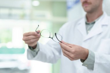 Gözlük Kliniği, closeup ile erkek göz doktoru. Metin için yer