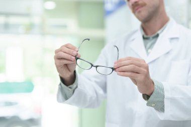 Gözlük Kliniği, closeup ile erkek göz doktoru. Metin için yer
