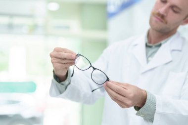 Gözlük Kliniği, closeup ile erkek göz doktoru. Metin için yer