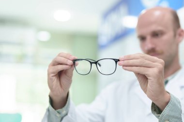 Gözlük Kliniği, closeup ile erkek göz doktoru. Metin için yer