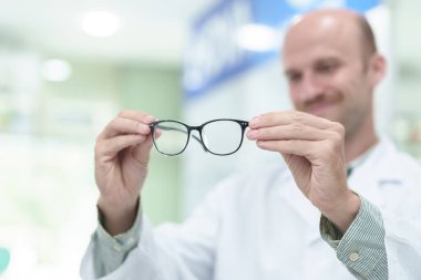 Gözlük Kliniği, closeup ile erkek göz doktoru. Metin için yer