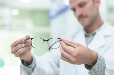 Gözlük Kliniği, closeup ile erkek göz doktoru. Metin için yer