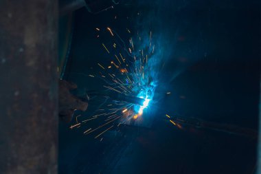 Teknik kaynakçı, teknik atölyede endüstriyel çelik kaynakçı, endüstriyel çelik kaynakçı, teknik fabrikada teknik çelik, çelik kaynaklama, kıvılcım, havai fişek gibi hafif renk.