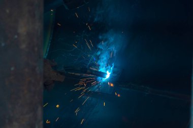 Teknik kaynakçı, teknik atölyede endüstriyel çelik kaynakçı, endüstriyel çelik kaynakçı, teknik fabrikada teknik çelik, çelik kaynaklama, kıvılcım, havai fişek gibi hafif renk.
