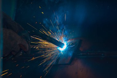 Teknik kaynakçı, teknik atölyede endüstriyel çelik kaynakçı, endüstriyel çelik kaynakçı, teknik fabrikada teknik çelik, çelik kaynaklama, kıvılcım, havai fişek gibi hafif renk.