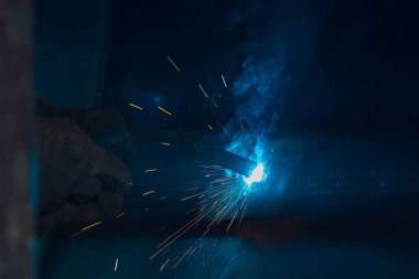 Teknik kaynakçı, teknik atölyede endüstriyel çelik kaynakçı, endüstriyel çelik kaynakçı, teknik fabrikada teknik çelik, çelik kaynaklama, kıvılcım, havai fişek gibi hafif renk.