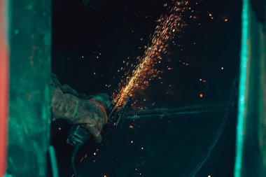 Teknik kaynakçı, teknik atölyede endüstriyel çelik kaynakçı, endüstriyel çelik kaynakçı, teknik fabrikada teknik çelik, çelik kaynaklama, kıvılcım, havai fişek gibi hafif renk.