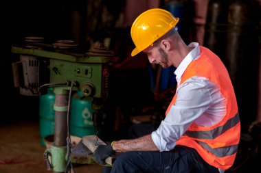 Matkapla matkapla matkapla matkapla erkek metal işçisini delin.