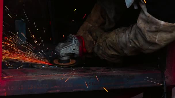 工場の鋼鉄構造の電気粉砕の車輪 鉄骨フレームの継ぎ目を引くこと 明るい輝きはプロセスの金属から来ます — ストック動画