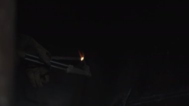 Teknik kaynakçı, teknik atölyede endüstriyel çelik kaynakçı, endüstriyel çelik kaynakçı, teknik fabrikada teknik çelik, çelik kaynaklama, kıvılcım, havai fişek gibi hafif renk.