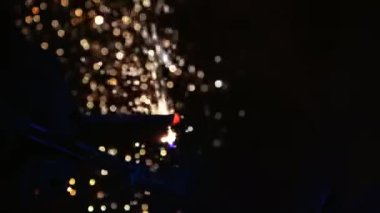 Teknik kaynakçı, teknik atölyede endüstriyel çelik kaynakçı, endüstriyel çelik kaynakçı, teknik fabrikada teknik çelik, çelik kaynaklama, kıvılcım, havai fişek gibi hafif renk.