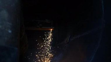 Teknik kaynakçı, teknik atölyede endüstriyel çelik kaynakçı, endüstriyel çelik kaynakçı, teknik fabrikada teknik çelik, çelik kaynaklama, kıvılcım, havai fişek gibi hafif renk.