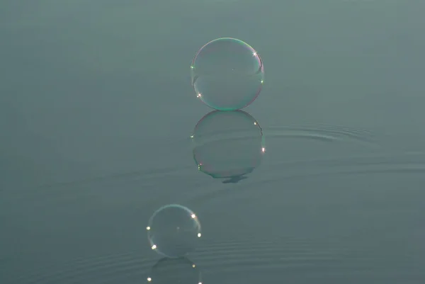 Burbuja Jabón Burbuja Agua Del Lago Reflexión — Foto de Stock