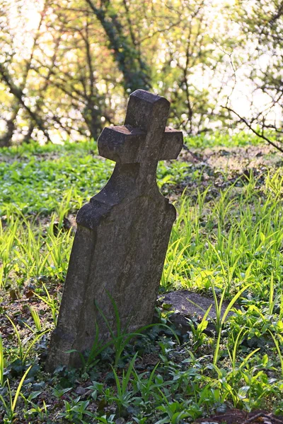 Starý Padlý Kříž Opuštěném Hřbitově — Stock fotografie