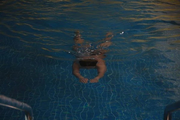 Жінка Плаває Під Водою Критому Басейні — стокове фото