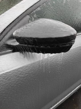 Buzlu araba aynası. Buz gibi..