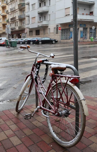 Karda bisiklet, Winter. Şehir sokak manzarası.