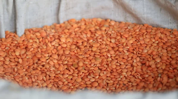 Kuru, sarı mercimek, bir porsiyon..