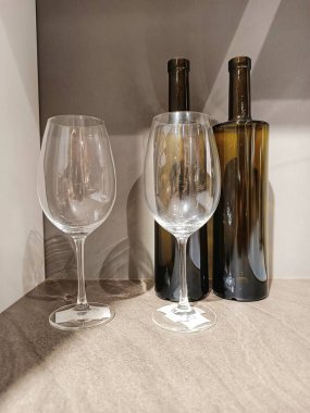 Şeffaf gözlükler, kahverengi ve beyaz. Dekorasyon.