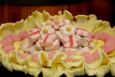 Şekerler, şekerler farklı şekil ve boyutlarda.