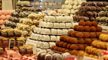 Şeker dükkanı, market, bir sürü şeker..