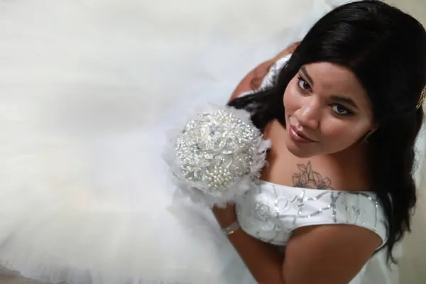 Beyaz elbiseli mutlu gelin.