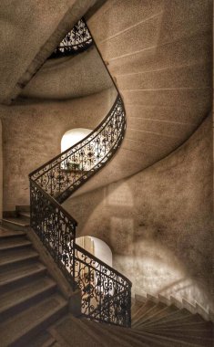 100 yıllık ev, kiralık daire, eski, eski püskü, merdivenler, garaj yolu. Budapeşte.