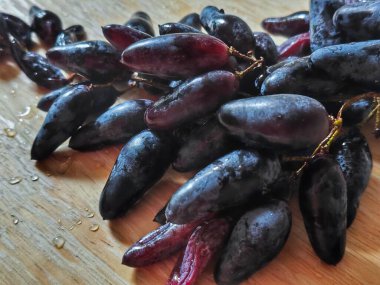 Olgun üzümler, uzun siyah gözlü üzümler, uzun siyah gözlü üzümler..