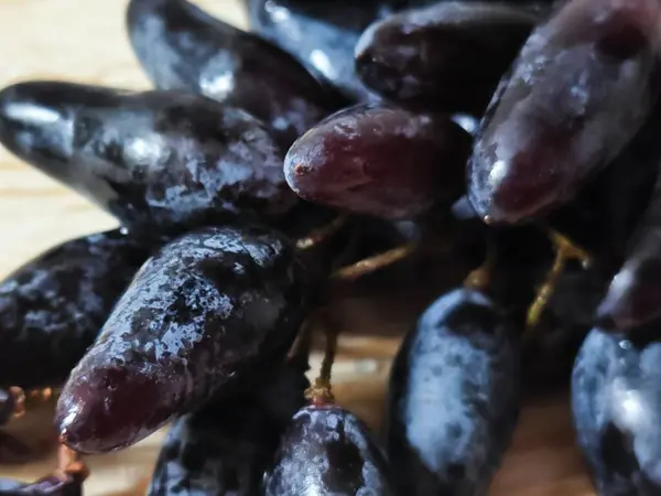 Olgun üzümler, uzun siyah gözlü üzümler..