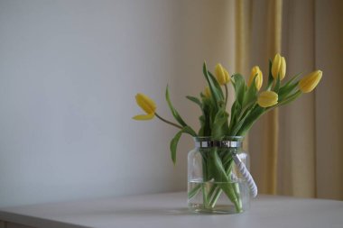 Masanın üzerinde bir buket sarı lale..