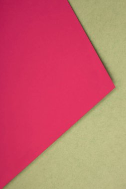 Beyaz arkaplan üzerindeki soyut dikey üçgen kağıtlar açık bir kitap vs desenli kapak gibi görünüyor