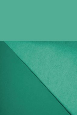 Karanlık ve aydınlık, gri kağıtların düz ve desenli gölgeleri arka plan çizgileri kesişerek bir üçgen şekil oluşturur.