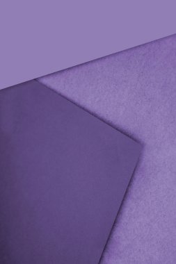 Yaratıcı kapak tasarımı fikri için düz ve desenli kağıtlar rasgele M şeklini alıyor.