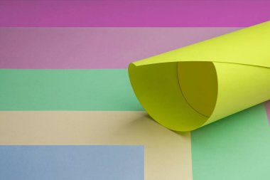 Pembe arkaplanda renkli kağıtlar