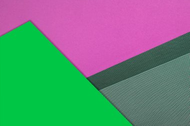 Yeşil kağıt arka planda çok renkli ve geometrik şekiller. Geometrik arkaplan, üst görünüm