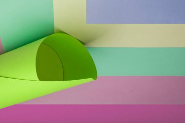 Renkli arkaplanda kağıt uçak. 