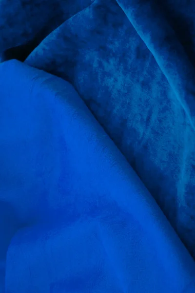 부드러운 섬유는 매끄럽고 부드러운 파란색 실크가 많습니다 — 스톡 사진