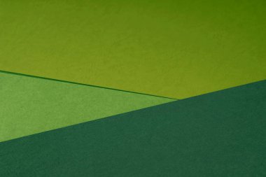 Yeşil arkaplanda farklı renklerde kağıt kağıtlar