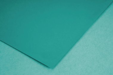 Mavi arkaplanda boş yeşil kağıt sayfası 