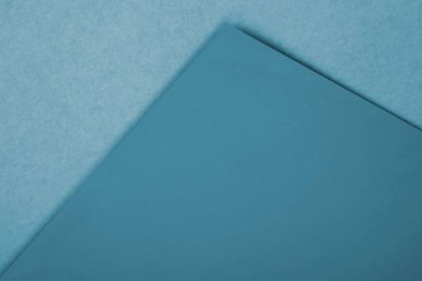 Mavi arkaplan üzerine boş mavi kağıt 