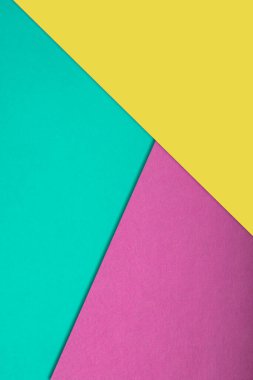 Sarı arkaplanda renkli kağıtlar