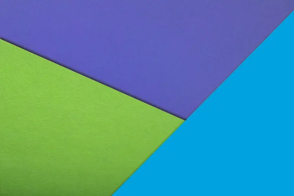 Yeşil Arkaplanda Renkli Kağıtlar — Stok fotoğraf