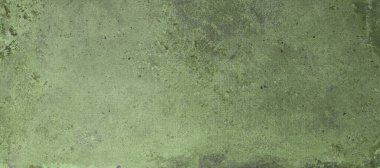 Eski yeşil duvarın dokusu alçıyla kaplıydı.