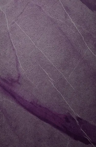 doğal desenli mor mermer arkaplan.