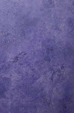 Menekşe rengi duvar arkaplanı. Beton duvarın dokusu.