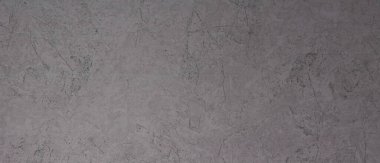 çizik ve çatlaklarla dolu gri beton duvar