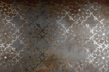 Süslü ve altın desenli klasik metal plaka.