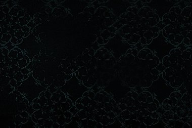 Çiçek desenli siyah arkaplan.