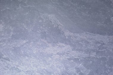 Üzerinde çizikler ve lekeler olan gri beton duvar. arkaplan