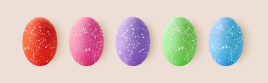 Bej arka planda izole edilmiş çok renkli Paskalya yumurtalarının parlak vektör kümesi. Bıldırcın yumurtası. Paskalya pastası yumurtaları Paskalya kartları, posterler, afişler.